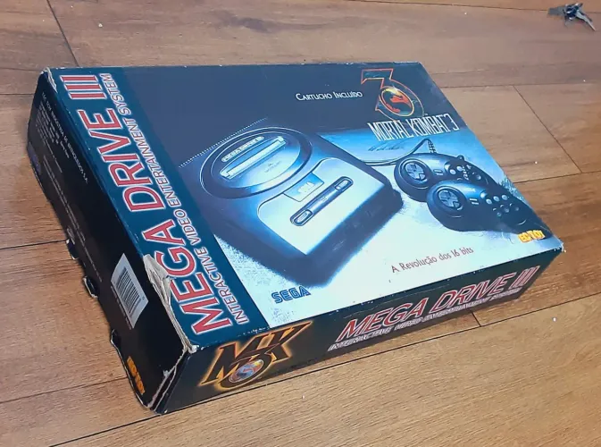 Caixa Megadrive III original vazia.