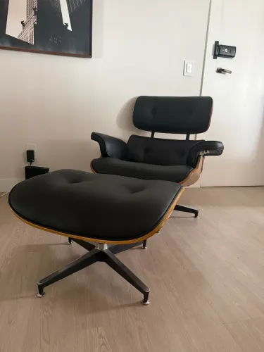 Poltrona + Apoio de pé Charles Eames