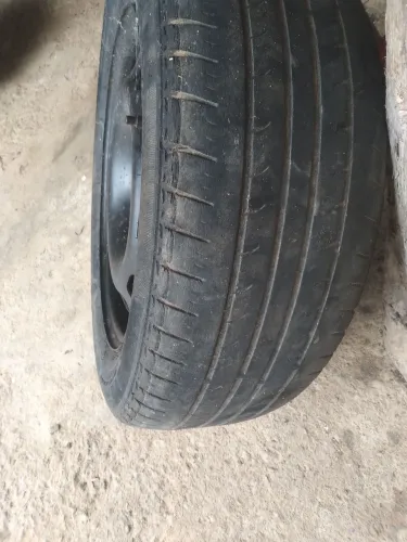 Vendo  uma roda aro 15 com pneu  pra  estepe contato * 