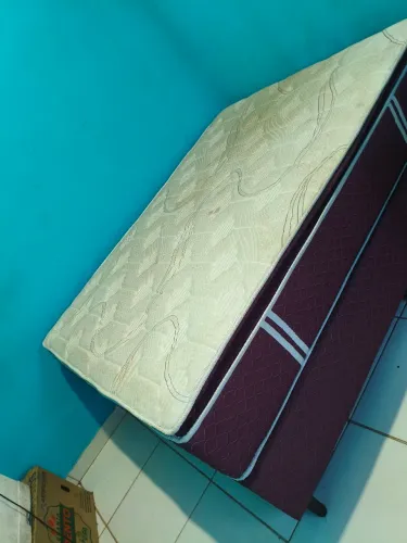 Vende-se cama e TV