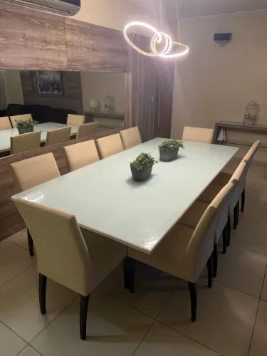 Jogo de jantar, mesa de tampo de vidro com 12 cadeiras, em perfeito estado de conservação.