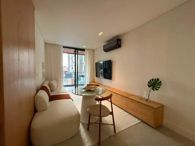 Apartamento à venda em Jurerê, com 2 Suítes, mobiliado a apenas 50 metros do mar