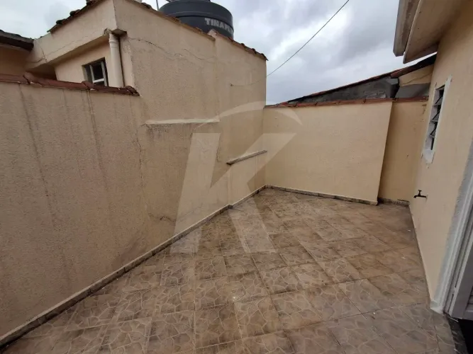 Sobrado com 2 quartos, sala, cozinha, banheiro, área de serviço, 1 vaga de garagem descobe