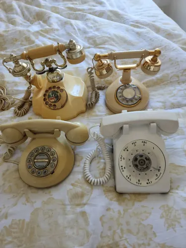 4 telefones antigos decada 70, ideal para colecionadores