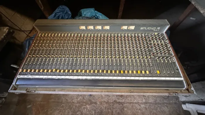 Mesa de Som STUDIO R Série 4