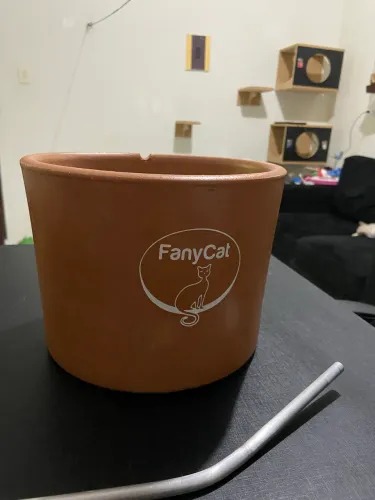 Fonte para Gatos Completa (com pequeno defeito)