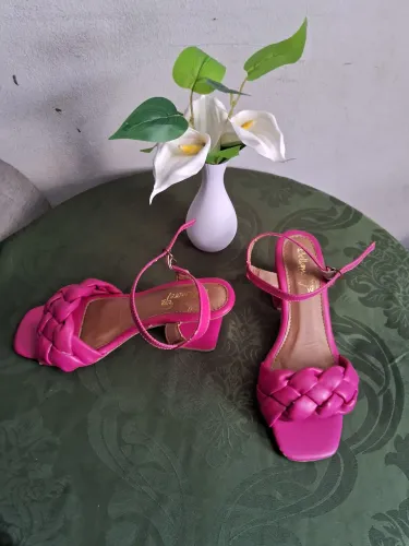 Sandalia rosa semi nova TAM36. Não faço entrega