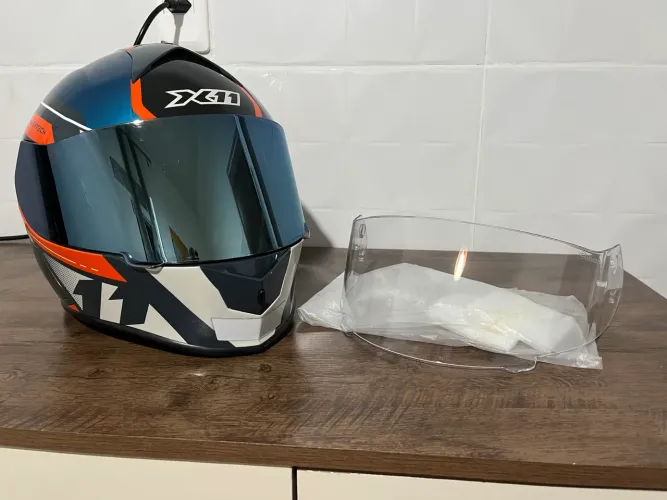 Capacete seminovo da marca X11 - Modelo REVO