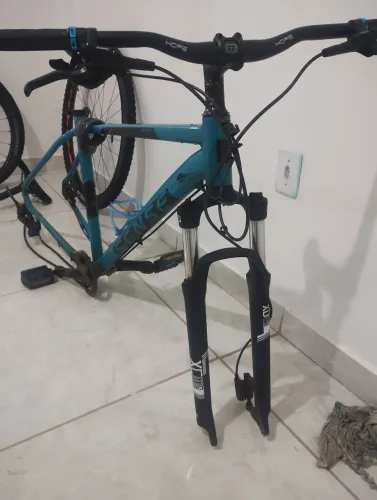 Quadro de bicicleta 29 com algumas peças inclusas. 