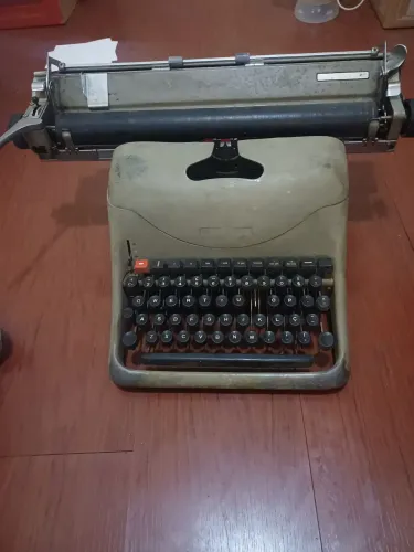 Maquina de escrever Olivetti Lexikon 80 dos anos 50!