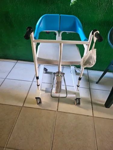 Cadeira de transferência  hidráulica  para acamados e paciente  com  mobilidade  reduzida 