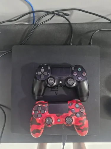 Vendo ps4 slim 1 TB, 2 controles, todos os cabos e 5 jogos