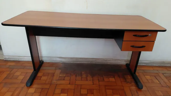 Mesa de Escritório 1,40m com 2 Gavetas - Conservada