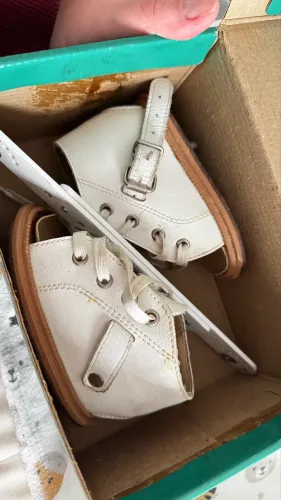 Bota Dennis Brown