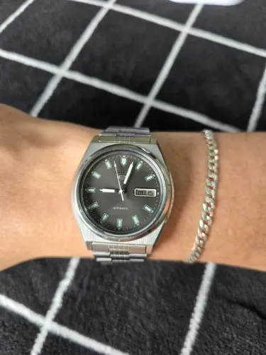 Seiko 5 Automático Vintage 7009-876A Day-Date - Mostrador Cinza