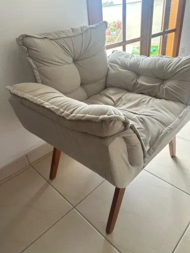Poltrona Estofada cor creme com Pés de Madeira - Confortável