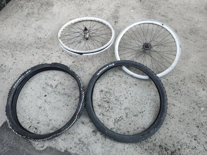 2 aros v Max e pneus excelente com cubo de rolamento embutido com catraca já