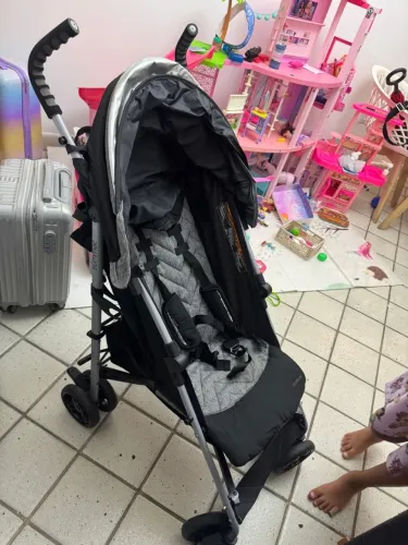 Carrinho de bebê semi novo. Usado duas vezes em viagem. 