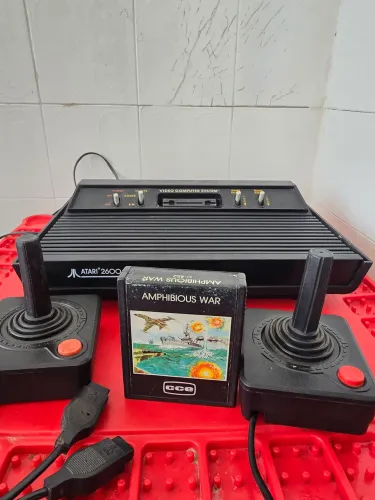 Atari 2600 com 2 controles originais + 1 jogo