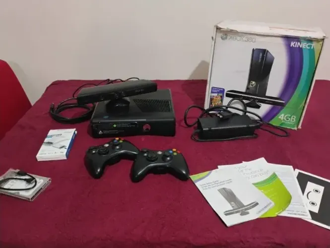Xbox 360 Slim + Kinect, 70 jogos, 2 controles sem fio e caixa