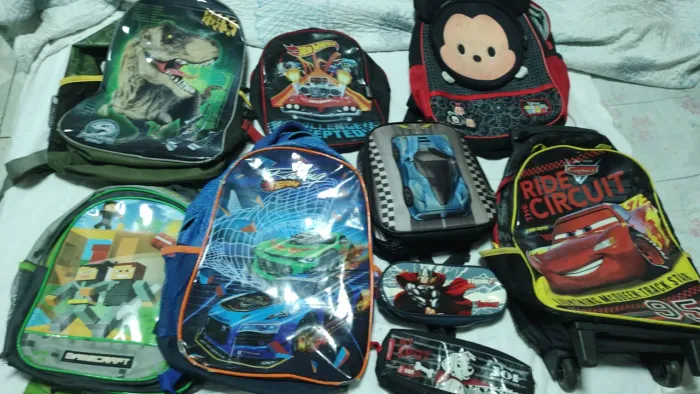 Várias mochila infantil usando em bom estado 