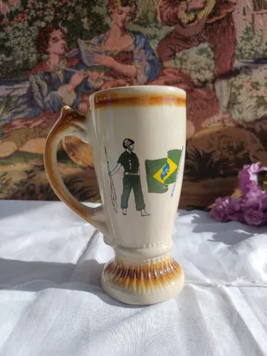 Caneca antiga de porcelana Reservistas de Jundiaí