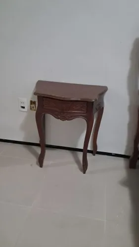 Mesa de cabeceira em madeira trabalhada