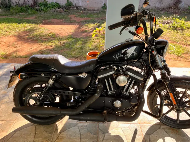 Harley-Davidson Sportster Iron 883 (2017) - Estilo Puro e Atitude