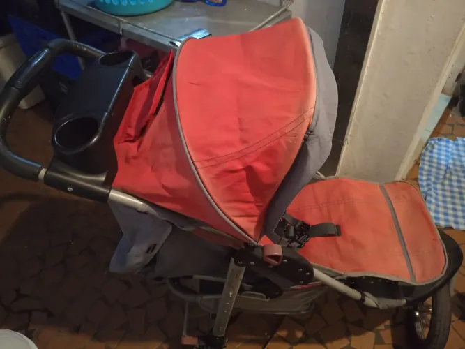 Carrinho de bebê com 3 rodas grandes
