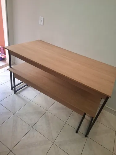 Mesa com bancos 