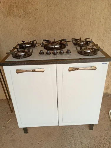 Cooktop vor branca marca Itatiaia com armário embutido