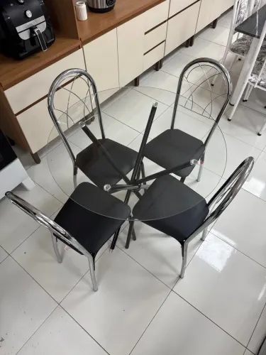 Mesa de 4 cadeiras em Aço tampo de vidro disponível 