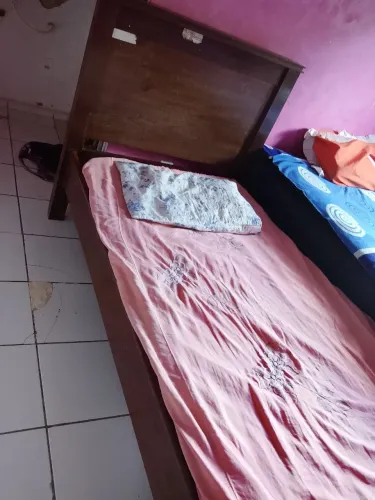 Cama de solteiro em madeira