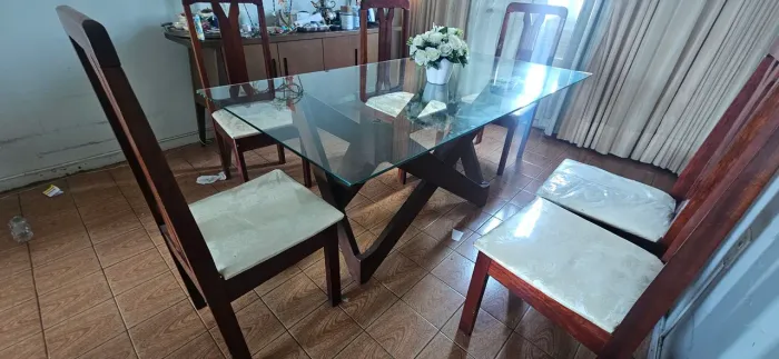 Conjunto de jantar - mesa e 06 cadeiras