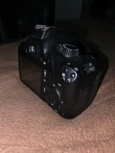 Canon EOS REBEL T100 (14380 cliques)