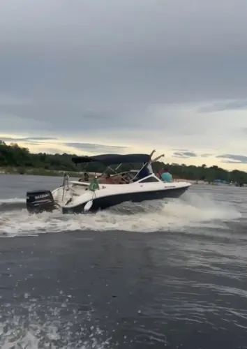 Lancha com 23 pés 