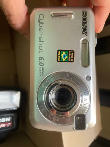 Sony Cyber-shot DSC-S600 na cor prateada