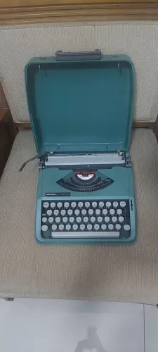 MÁQUINA DE ESCREVER OLIVETTI LETTERA 82