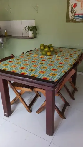 Mesa e cadeiras de madeira