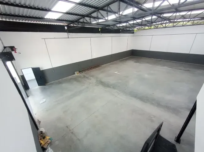 Galpão/Armazém Novo 330m² c/ Escritório Climatizado e Poço Artesiano no Parque Dez