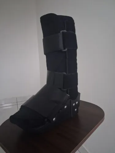 Vende-se bota ortopédica