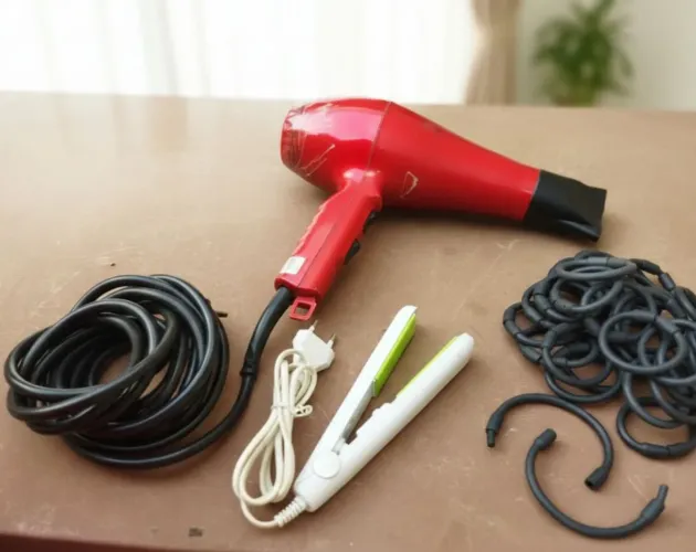 Secador de cabelo + Mini chapinha + 45 Bigudinhos para fazer cachos.