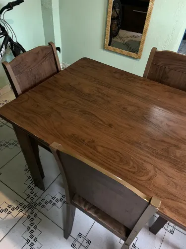 VENDE-SE MESA 4 LUGARES (RETIRAR DIADEMA)
