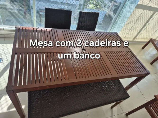 Mesa simples para varanda com 2 cadeiras