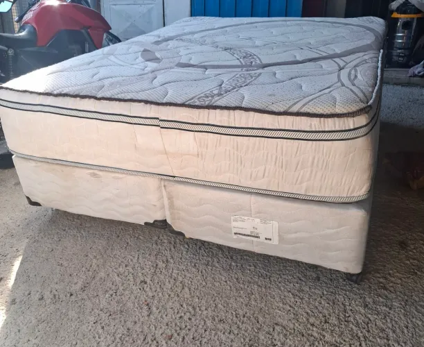 cama box de casal queem com colchão de mola ensacada já está higienizado aceito pix ou 