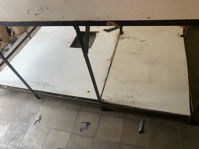 Mesa de corte com suporte 