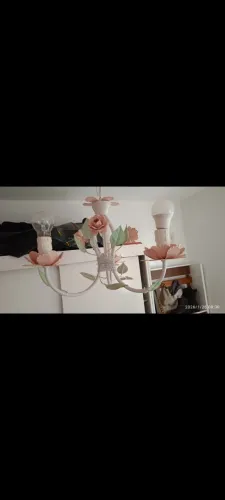 Cama , colchão, e lustre.