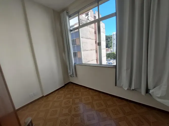 Apto Centro, frente, amplo, reformadíssimo, Rua 16 de março, excelente preço - Petrópolis
