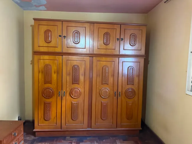 Guarda roupa com maleiro em madeira de laranjeira