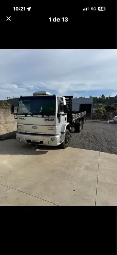 Cargo 2422 com carroceria 